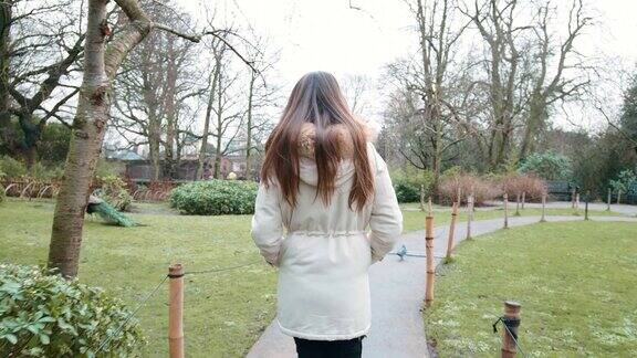 一个陌生的女孩在公园里散步照顾心理健康