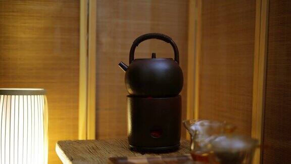 在炉子上加热茶壶