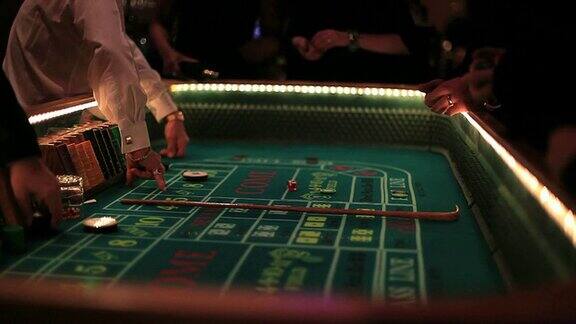 赌场录像赌桌上的筹码和骰子