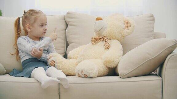 一个小女孩照顾泰迪熊的4k慢动作视频