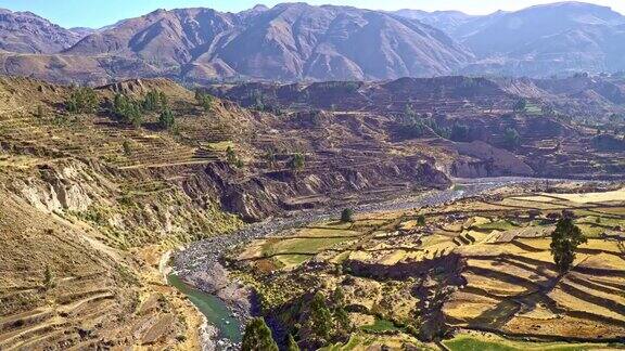 科尔卡峡谷位于秘鲁安第斯山脉