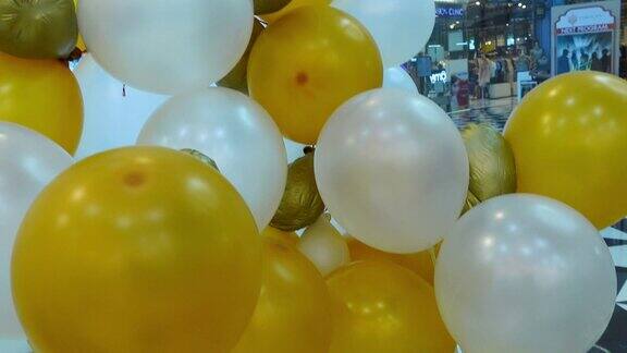 五折优惠在气球背景上签名黄色特价五折优惠商店或酒吧的特价广告