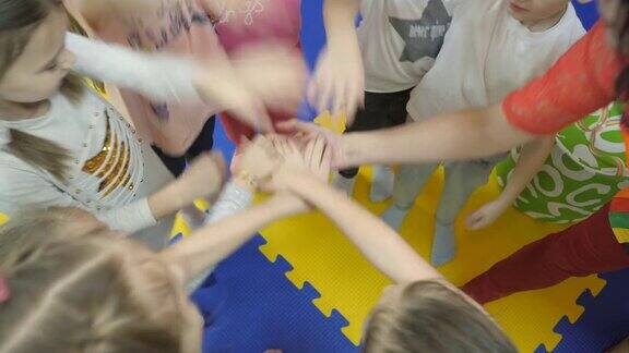 孩子们的游戏室孩子们的手叠在一起