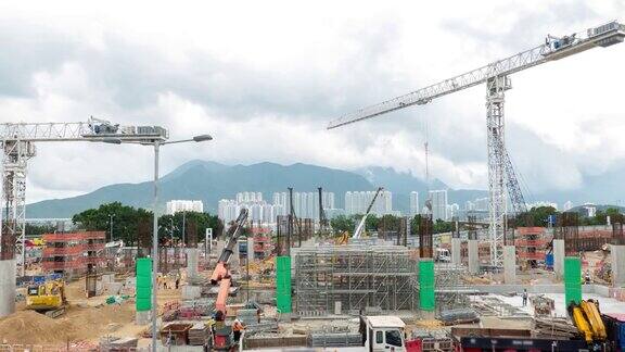 4K时间推移:工作大型建筑工地与许多起重机在香港工作缩小