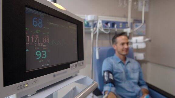 在接受化疗之前医院正在用心电图监测器监测病人的生命体征
