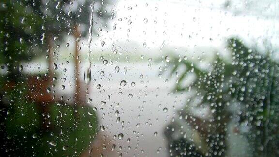 大雨时雨滴落在玻璃上