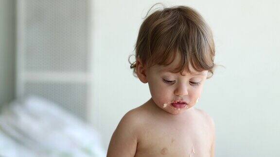 小男孩拒绝进食婴儿不需要勺子