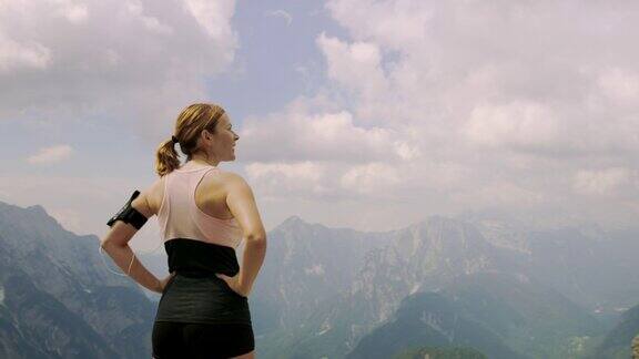 SLOMO女人放松在山顶上