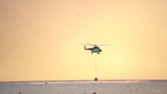 消防直升机用篮子装水