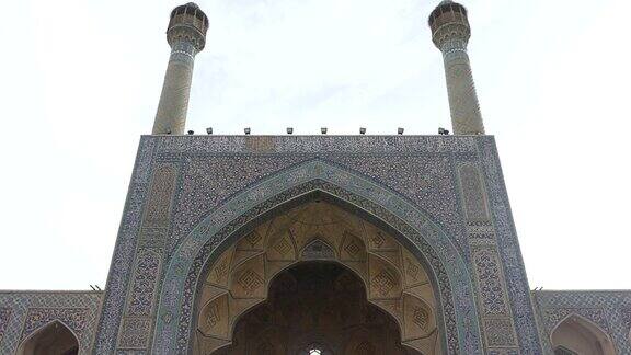 在伊朗伊斯法罕贾梅清真寺周围散步