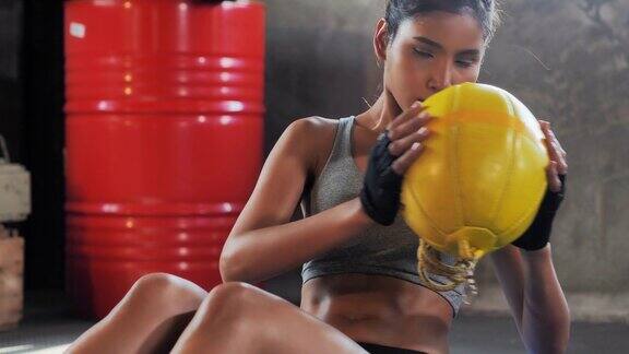 健身女性在健身房锻炼核心肌肉健身健身例行训练女性在运动