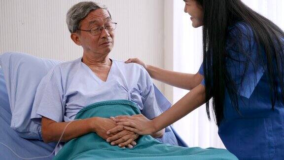 护士在病房和老年病人谈话
