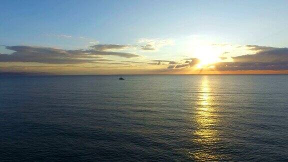 天线:清晨日出时海面平静