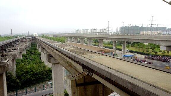 上海的磁悬浮轨道与到达列车送人们到浦东机场