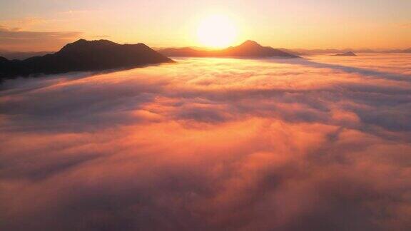 4K航拍清晨浓雾笼罩下的美丽日出