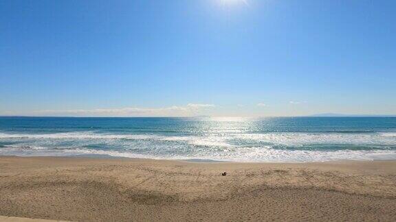 有太阳的海边路海岸线上的海景海滩上的人们慢动作