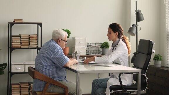 老年患者与医生握手表示感谢会诊