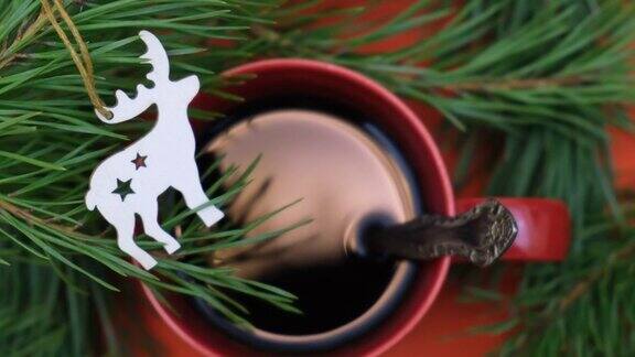 红杯热咖啡和天然松树树枝的假日景象软焦点