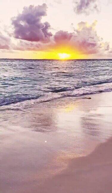 马尔代夫日落时的热带海洋海滩