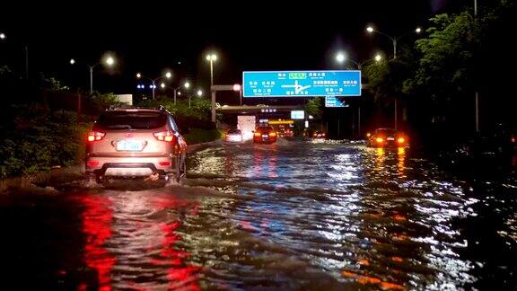 暴雨淹没了高速公路