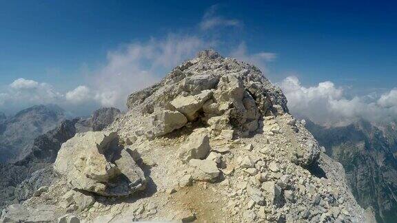 登山者正准备攀登朱利安阿尔卑斯山脉的落基山脉顶峰特里格拉夫