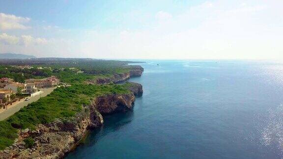 空中风景美丽的卡拉曼迪亚湾与一个美妙的蓝绿色的海波尔图克里斯多马略卡西班牙