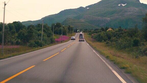 高速公路上开车沿着山海行驶