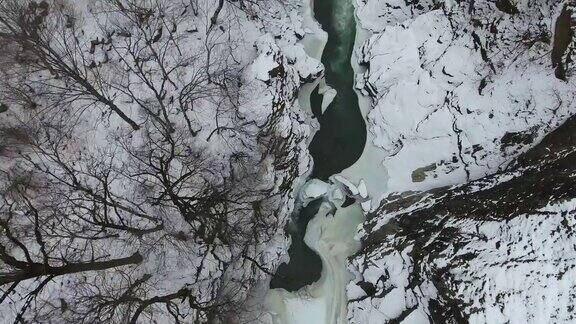 顶视图雪山峡谷与河流