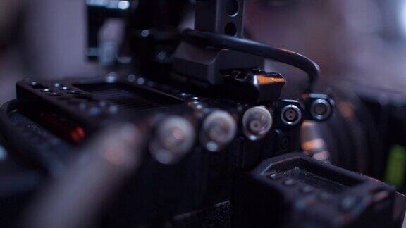 专业相机的细节拍摄和制作专业电影设备摄影机在电影的拍摄现场