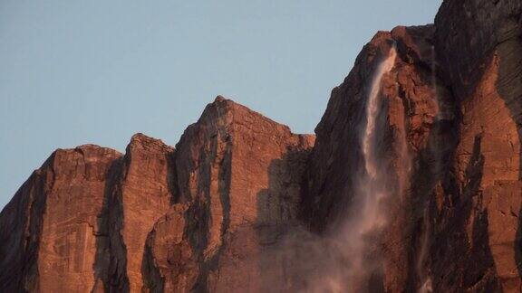 谢拉格福森瀑布在夏日日落镜头捕捉
