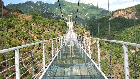 山间的空气玻璃吊桥