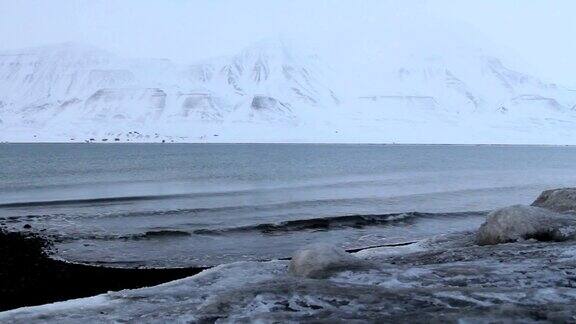 北冰洋的冰海岸斯瓦尔巴群岛朗伊尔城周围三月的一个阴天
