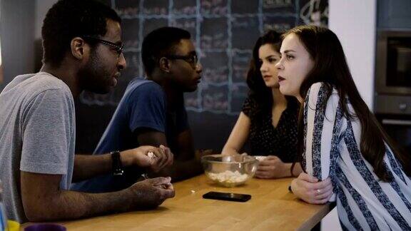 不同种族的朋友聚在一起聊天开放式办公室厨房不同的员工会聊天吃零食4k