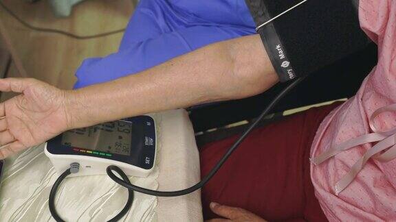 护士为老年妇女检查高血压