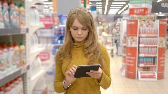 女性顾客在超市使用平板电脑