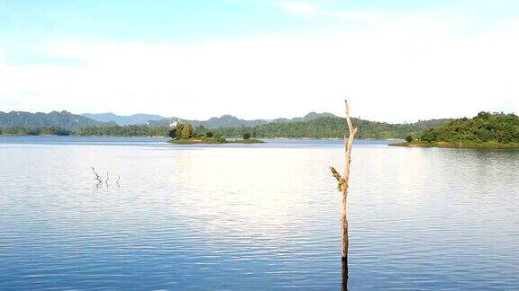 美丽的早晨湖和山