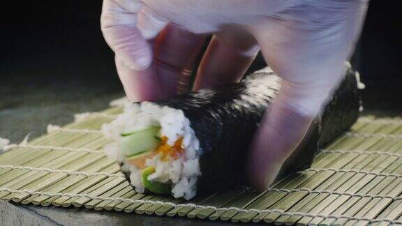 专业厨师为日本料理寿司卷切片