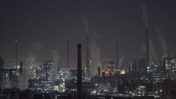 石油化工厂和炼油厂夜间鸟瞰图