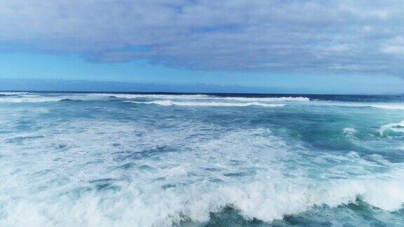 无人机拍摄的海浪冲向海岸的画面