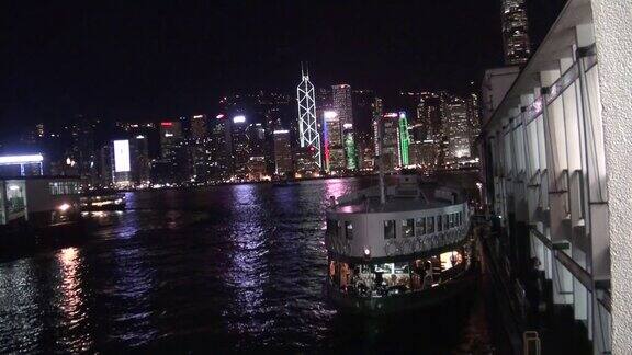 渡轮在香港夜城从维多利亚港