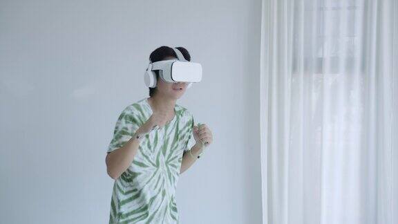 亚洲男子使用VR眼镜在办公室玩游戏