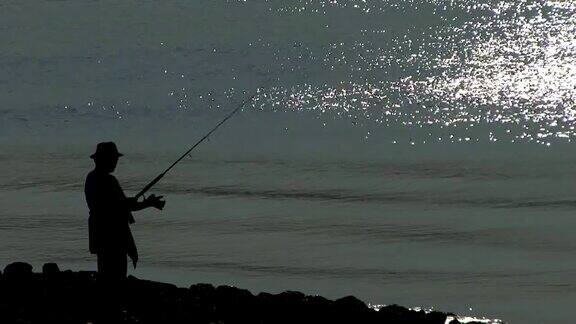 渔民在海湾捕鱼