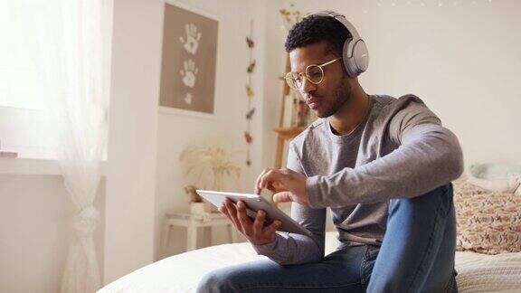 男人一边听音乐一边使用数码平板电脑