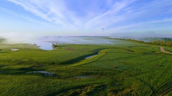 鸟瞰河漫滩上雾蒙蒙的日出河景