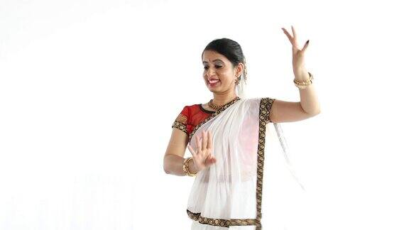 表演民族舞蹈的印度妇女