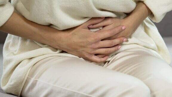 女性有胃痛经期不适怀孕问题手近