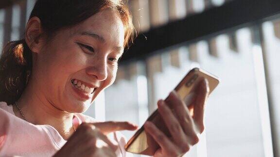亚洲女人在咖啡馆使用智能手机
