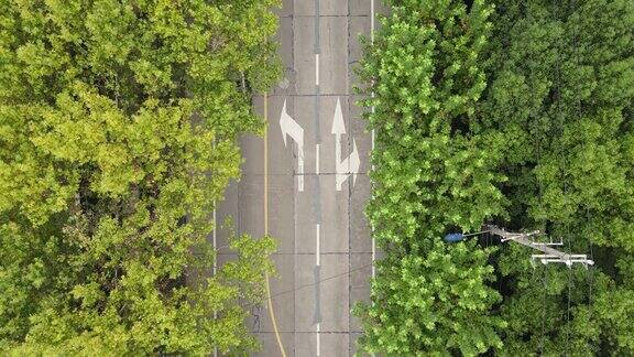 无人机鸟瞰图的道路与森林和树木沿着道路与很少的汽车