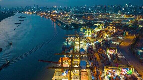 在进出口业务物流中使用起重机装载集装箱的国际港口俯视图