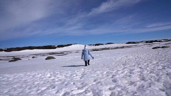徒步旅行亚洲潮女在冰岛的假日自驾游
